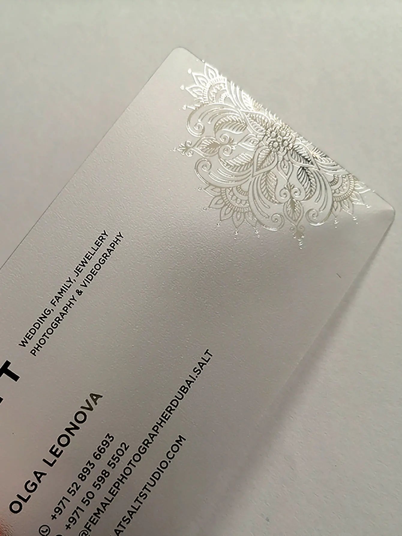 100pcs 9x5.1cm Frosted Transparent Plastic PVC Business Card with Golden Foil Hot Stamped Logo Text